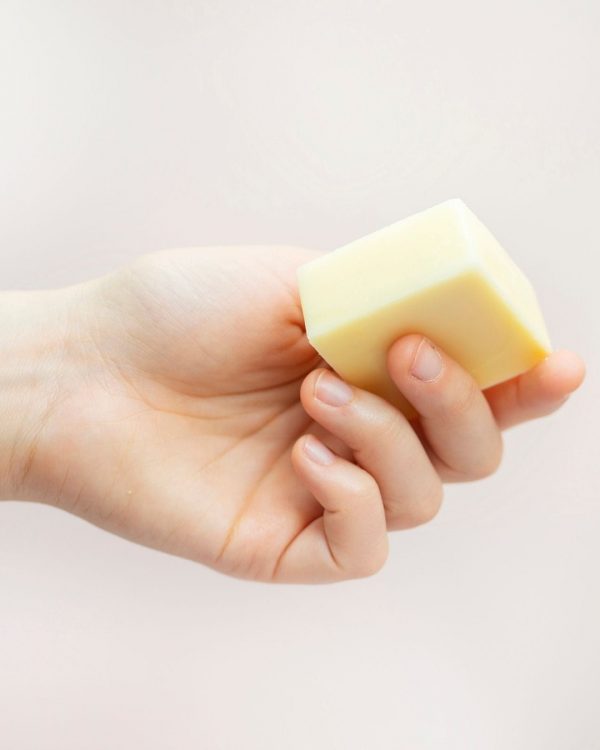 Solito Balsamo Solido Per Capelli In Mano