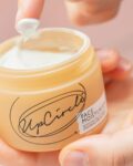 Up circle crema viso idratante in utilizzo