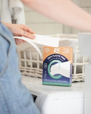 R5 Living Detersivo in Fogli per il Bucato in Utilizzo