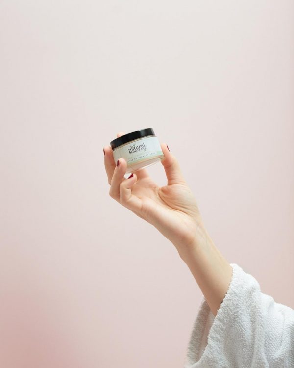 The Natural Deodorant Deodorante In Crema Active In Mano