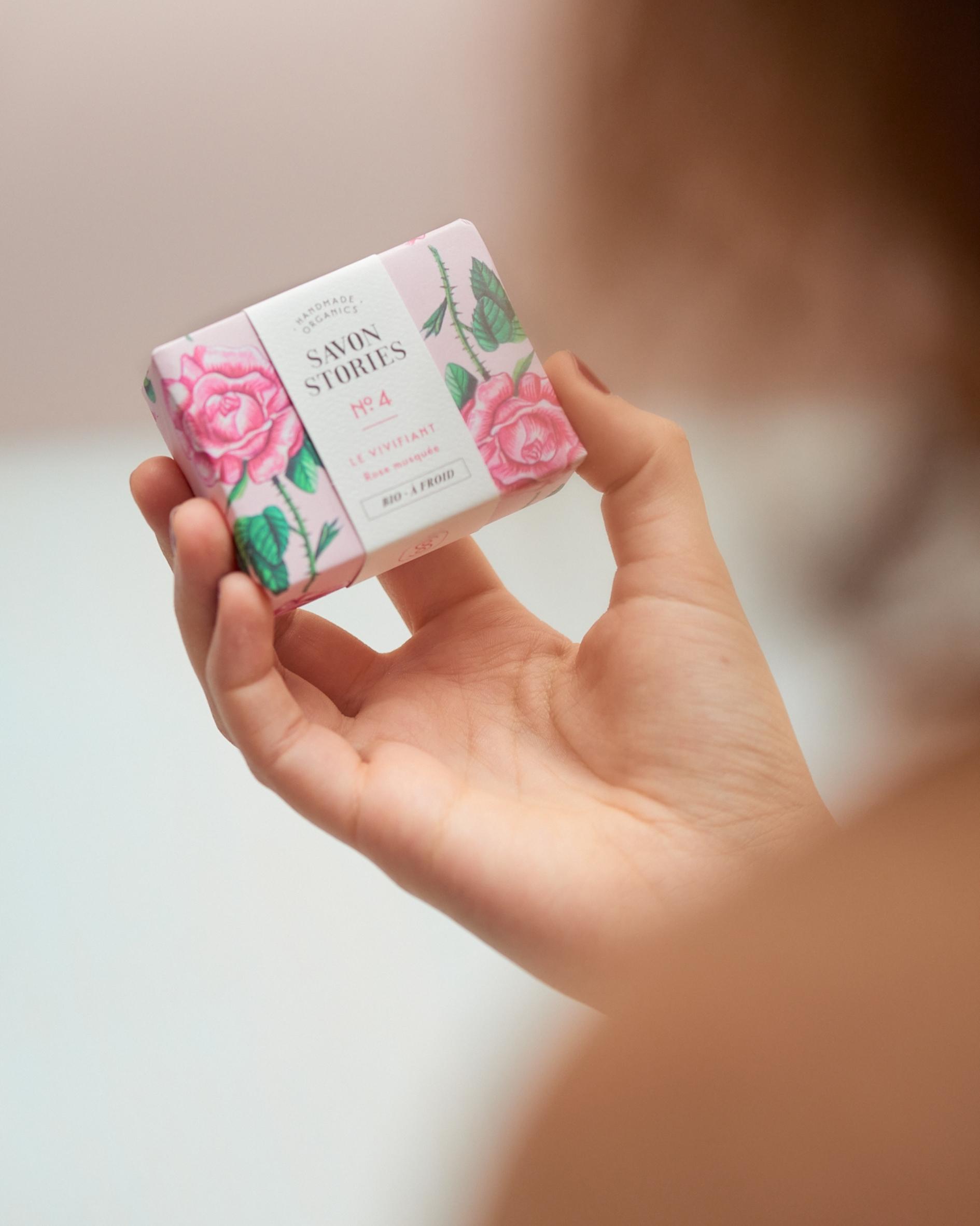 Savon Stories Sapone Solido Biologico Original Rosa In Mano