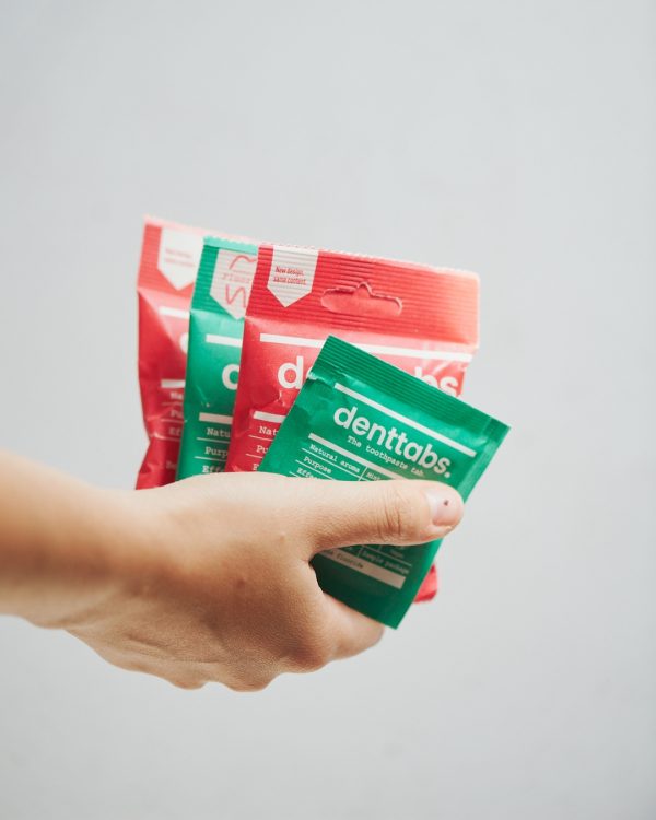 Denttabs Dentifricio In Pastiglia In Mano