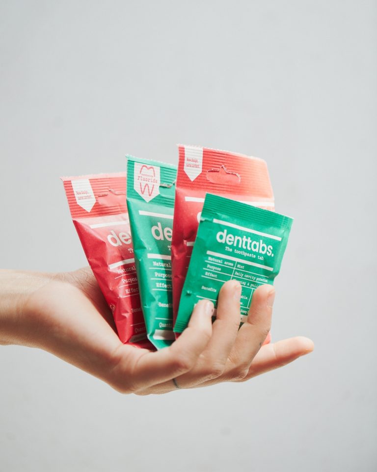 Denttabs dentifricio in pastiglia in mano laterale