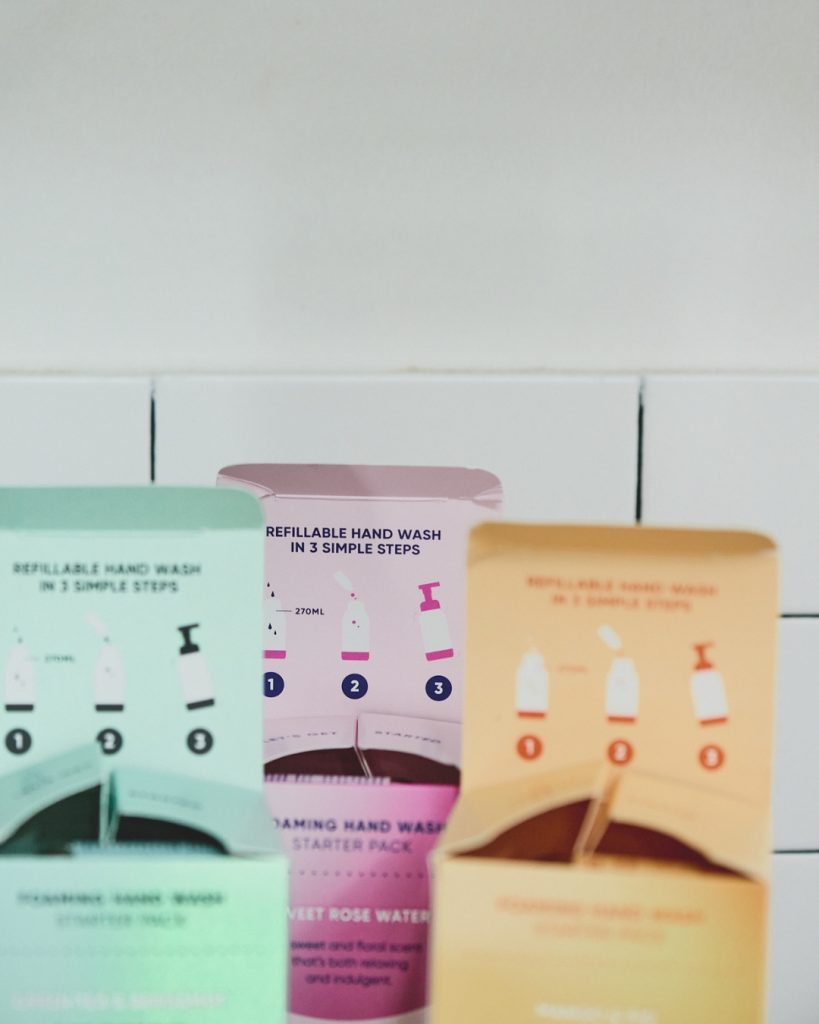 Neat mousse detergente mani ricaricabile istruzioni su tre scatole