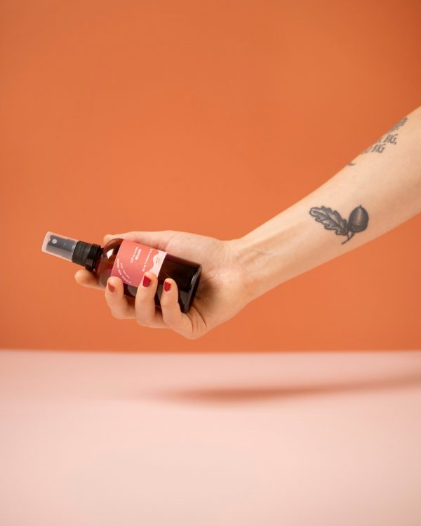 Your Best Period Room Spray In Mano