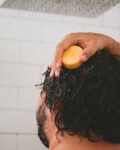 Rivoluziona la tua hair care routine con lo shampoo solido: pro e contro 15 Friendly shampoo solido differenze cute oleosa