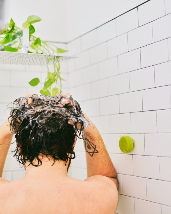 Friendly Shop La Nostra Linea Hair Care Shampoo in Utilizzo