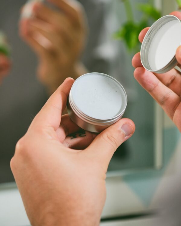 Friendly shop deodorante in crema active aperto in mano