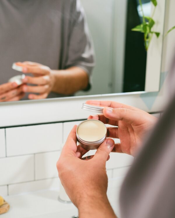 Friendly shop deodorante in crema gentle in mano tesla