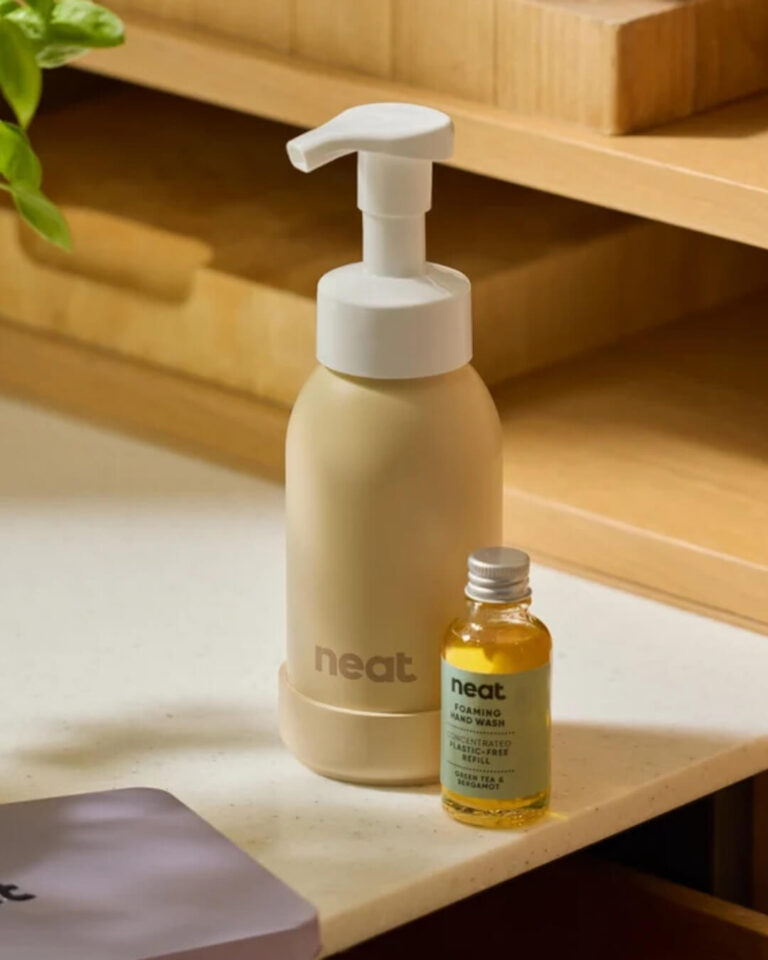 Neat bottiglia riutilizzabile per mousse detergente mani stone in uso